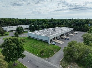 102 Commerce Dr, Moorestown, NJ à louer Photo de l’immeuble– Image 2 sur 2