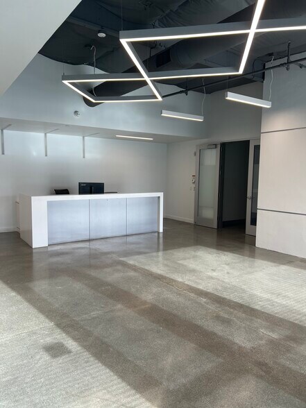 18635 Sutter Blvd, Morgan Hill, CA à louer - Photo de l’immeuble – Image 2 sur 18