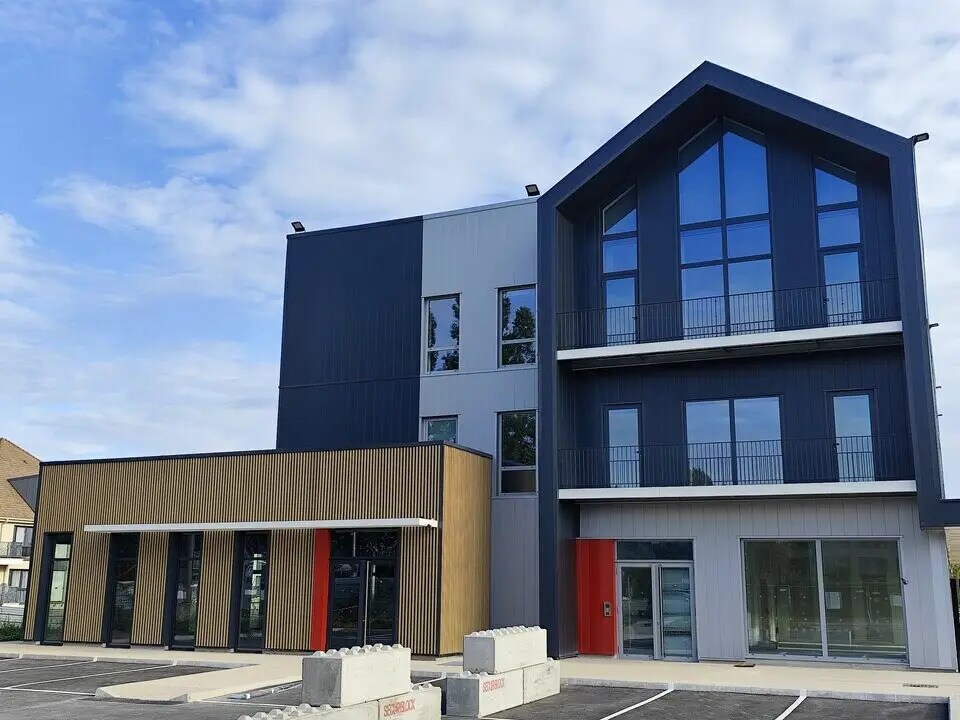 Bureau dans Plaisir à louer Photo de l’immeuble– Image 1 sur 9