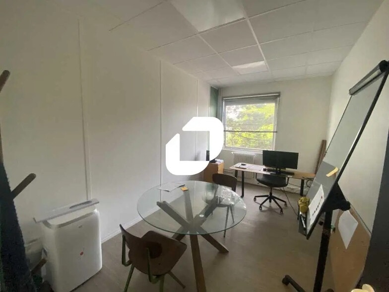 Local d'activités dans Osny à vendre - Photo de l’immeuble – Image 3 sur 18