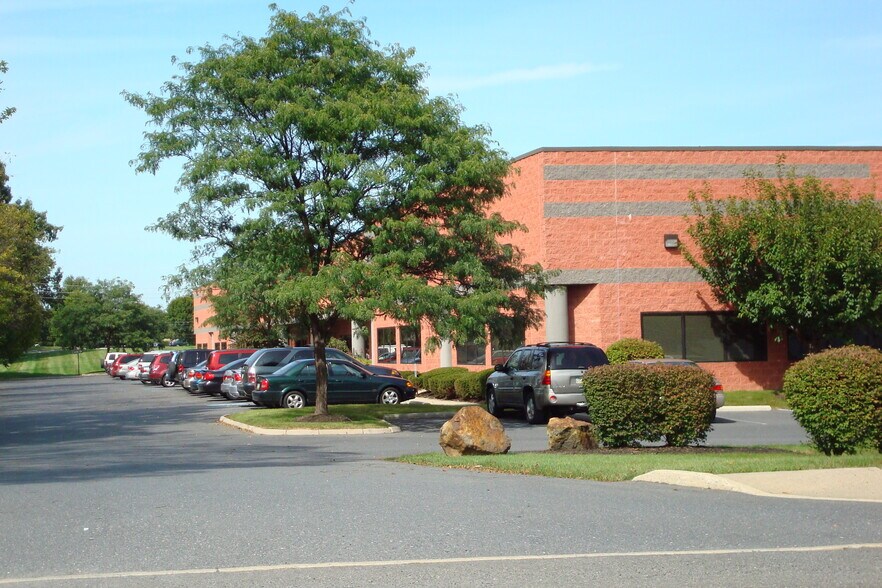 54 S Commerce Way, Bethlehem, PA à louer - Photo de l’immeuble – Image 2 sur 4