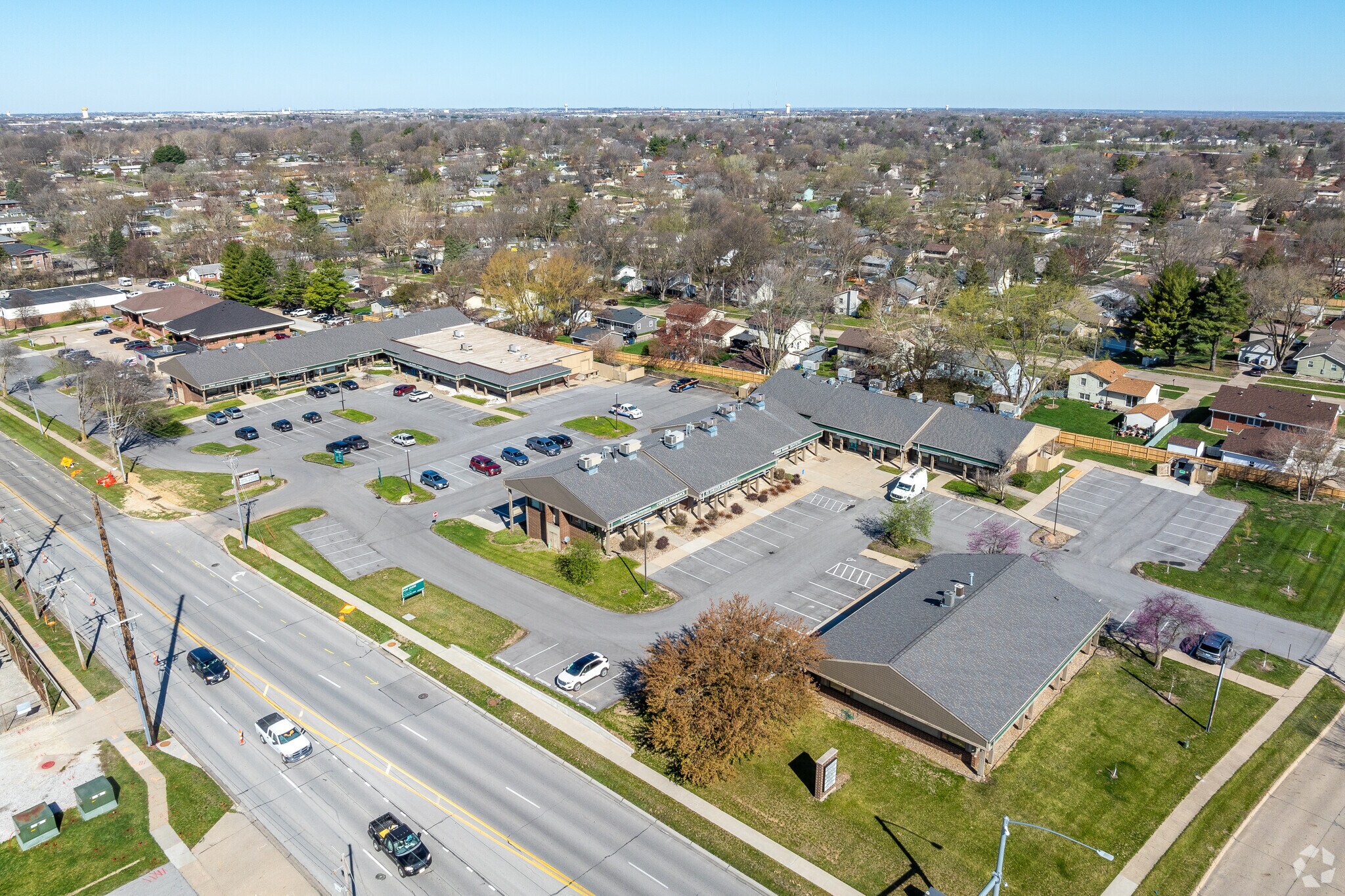 7501-7611 Douglas Ave, Urbandale, IA à louer Photo principale– Image 1 sur 10