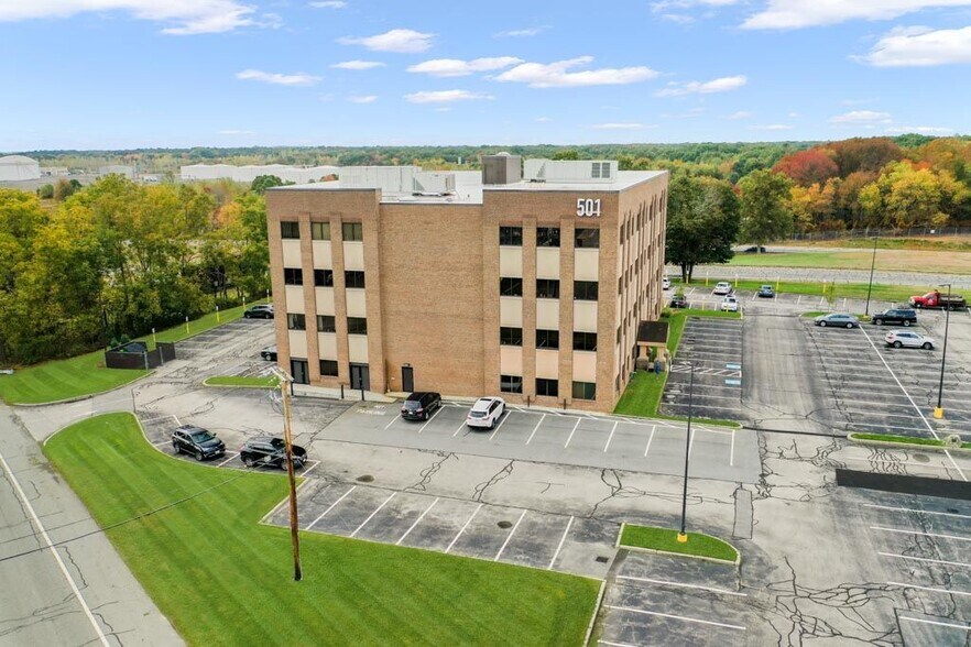 501 Wampanoag Trl, East Providence, RI à louer - Photo de l’immeuble – Image 1 sur 21
