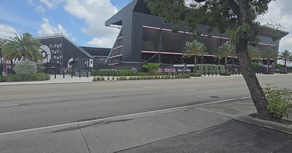5300 NW 12th Ave, Fort Lauderdale, FL à vendre - Vidéo sur l’annonce professionnelle – Image 2 sur 9