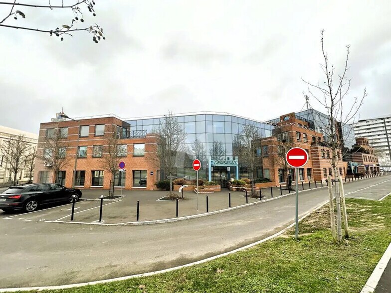 Bureau dans Évry-Courcouronnes à louer - Photo de l’immeuble – Image 3 sur 11