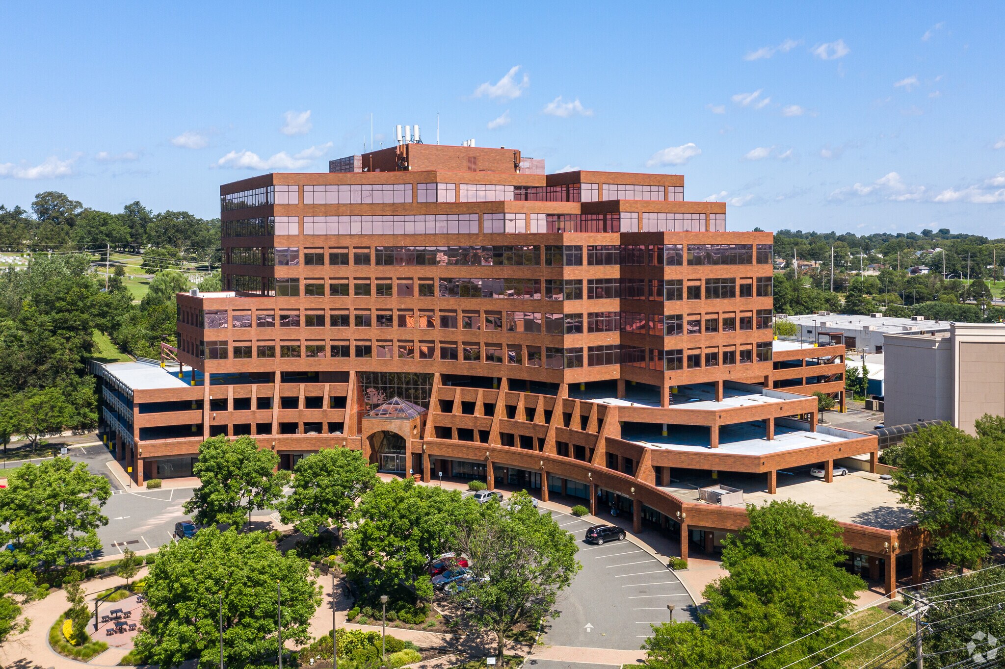 9 Polito Ave, Lyndhurst, NJ à louer Photo de l’immeuble– Image 1 sur 11