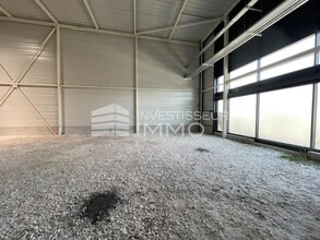 Local commercial dans Saint-Pierre-lès-Nemours à louer Photo de l’immeuble– Image 2 sur 3