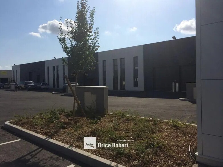 8 / 10 Rue Jacquard, Chassieu à vendre - Photo de l’immeuble – Image 2 sur 10
