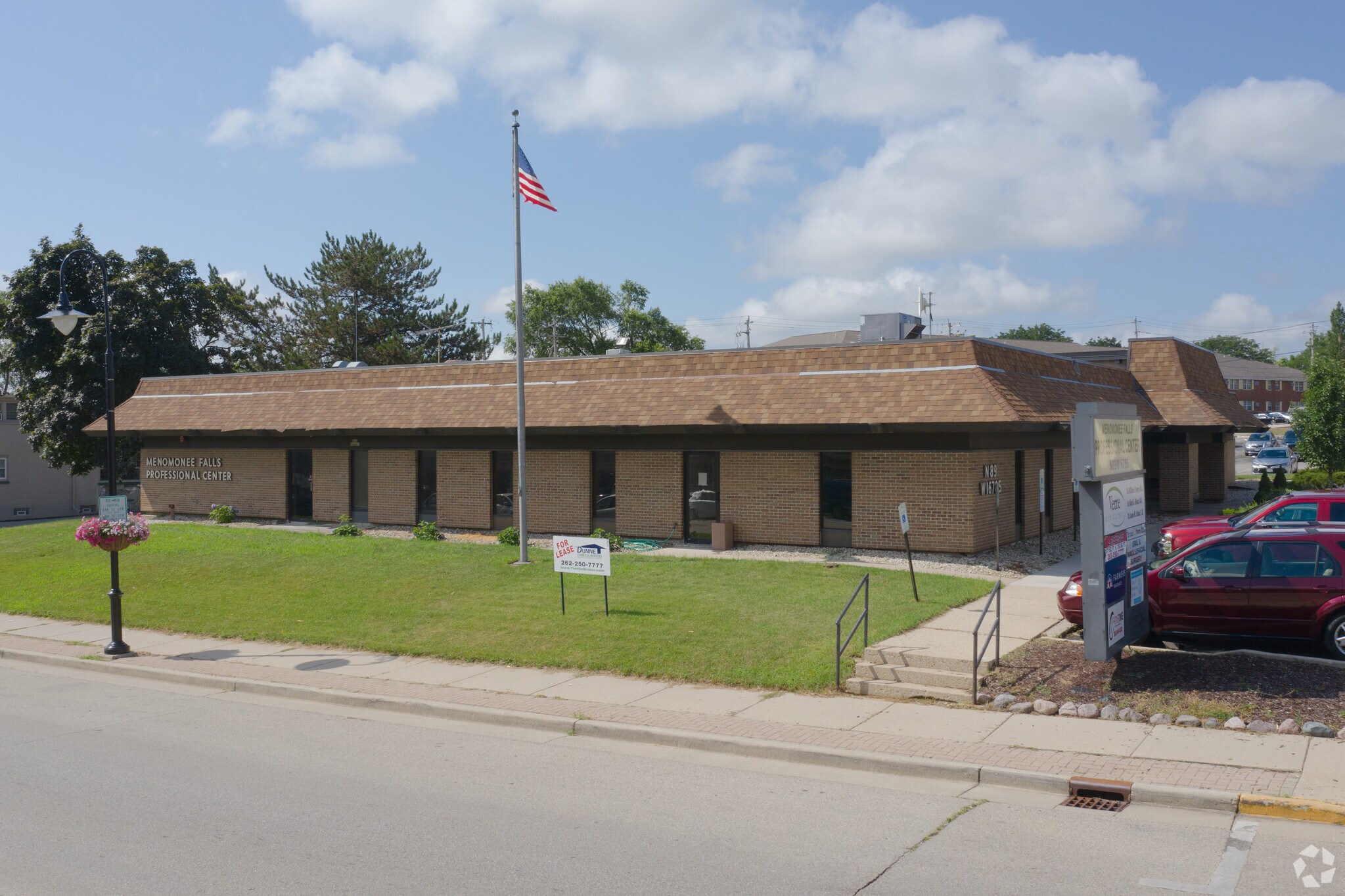 N89W16785 Appleton Ave, Menomonee Falls, WI à louer Photo de l’immeuble– Image 1 sur 6