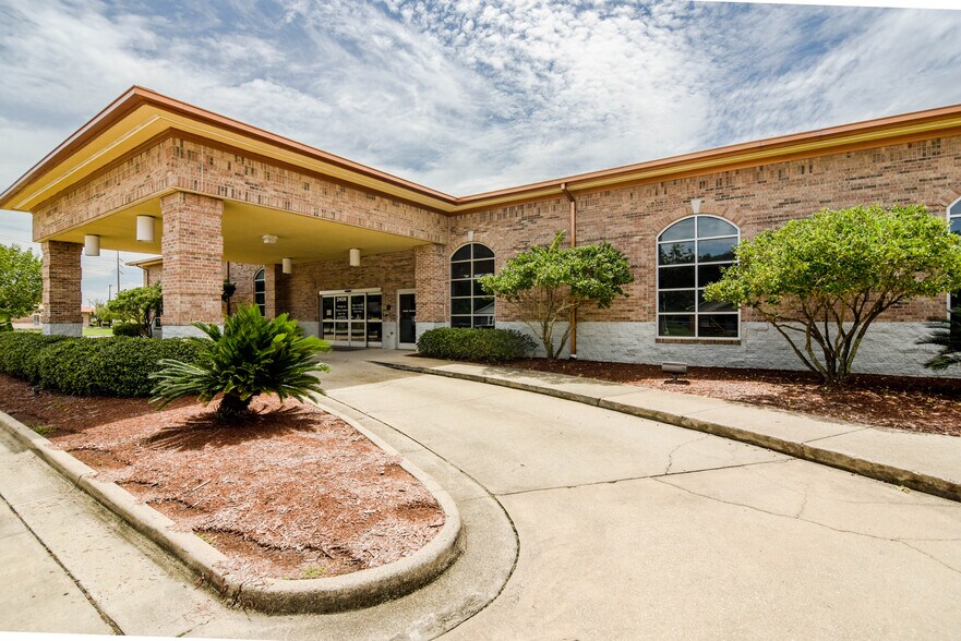 2406 Catalpa Ave, Pascagoula, MS à louer - Photo de l’immeuble – Image 3 sur 11