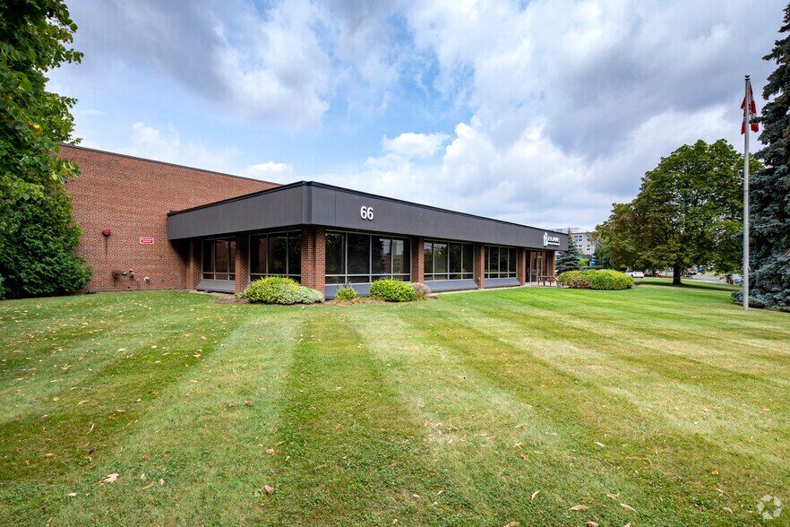 66 Lesmill Rd, Toronto, ON à louer - Photo de l’immeuble – Image 2 sur 6