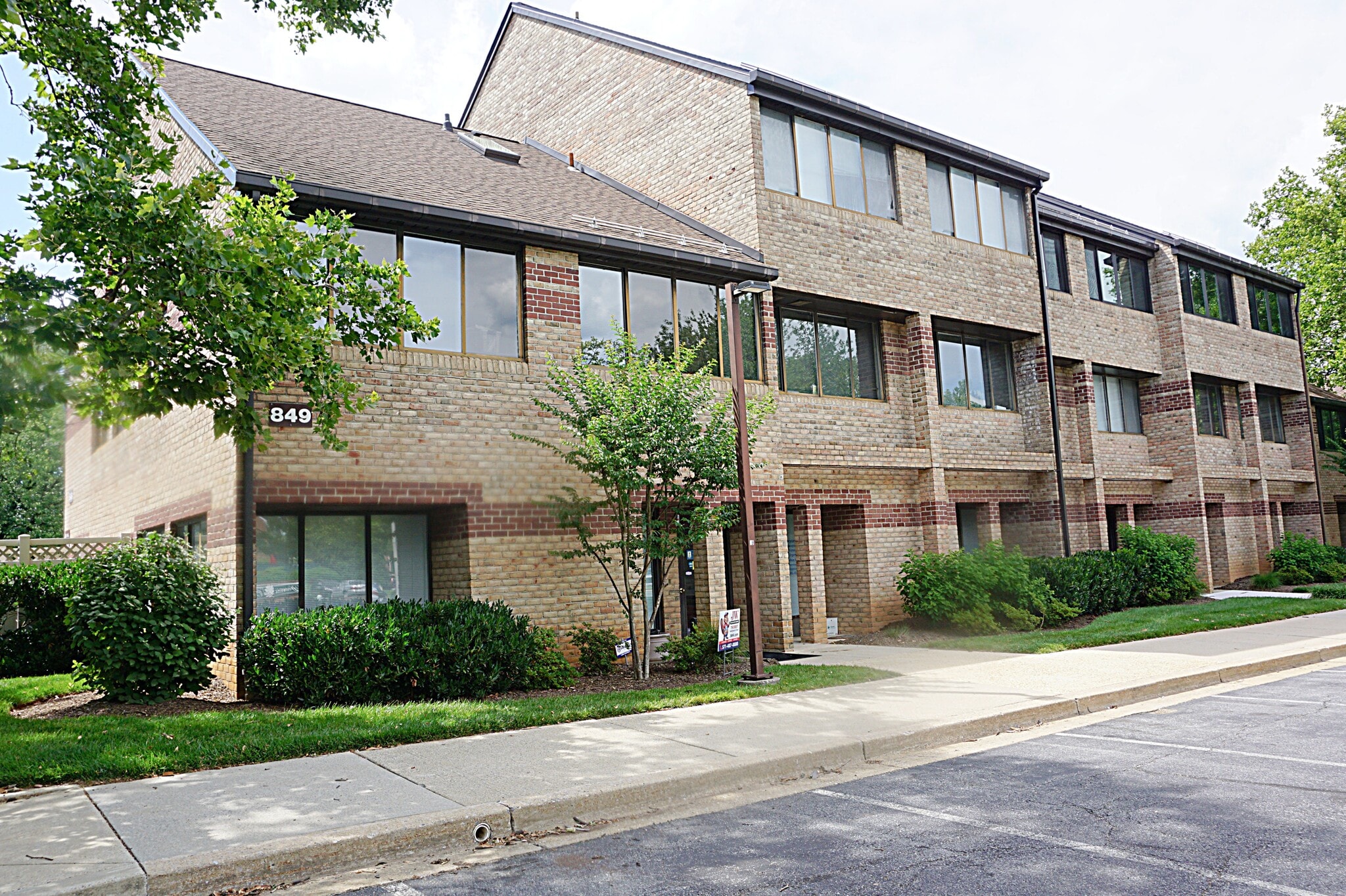 849 Quince Orchard Blvd, Gaithersburg, MD à louer Photo de l’immeuble– Image 1 sur 7