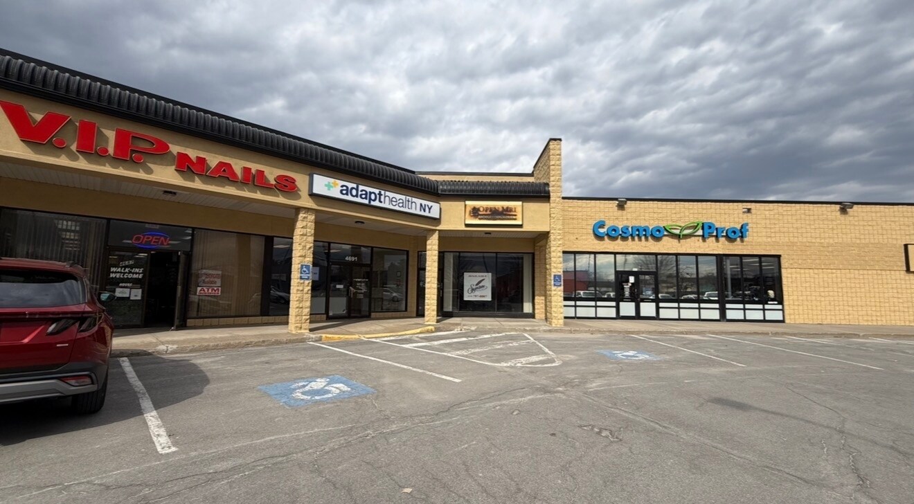 4671-4697 Commercial Dr, New Hartford, NY à louer Photo de l’immeuble– Image 1 sur 18