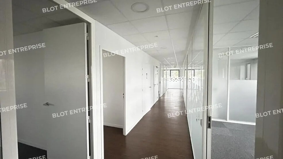 Bureau dans Saint-Grégoire à louer - Photo intérieure – Image 2 sur 8