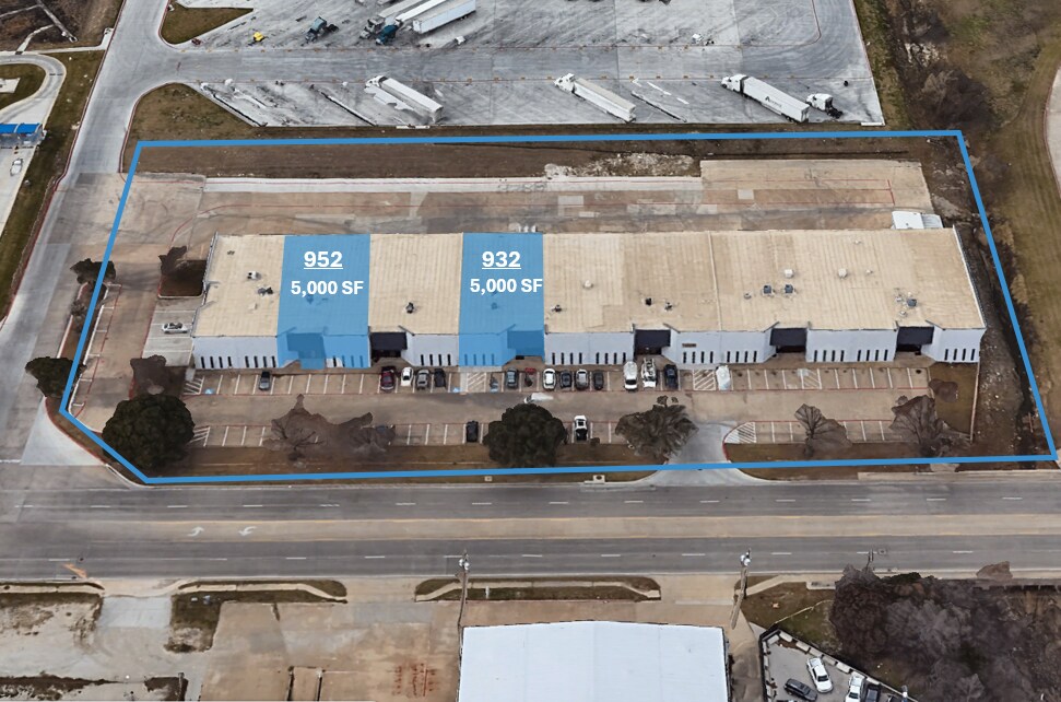 808 S Blue Mound Rd, Fort Worth, TX à louer Photo de l’immeuble– Image 1 sur 15