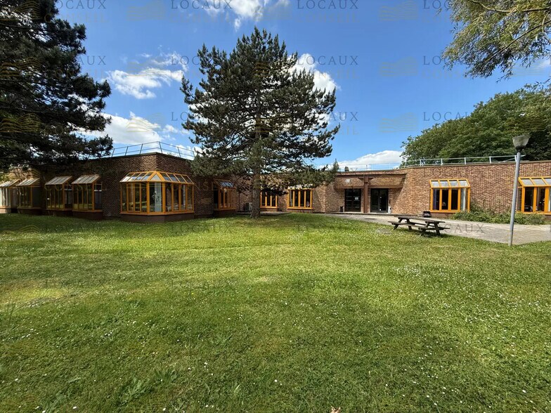 Local d’activités dans Croissy-Beaubourg à louer - Photo de l’immeuble – Image 2 sur 13