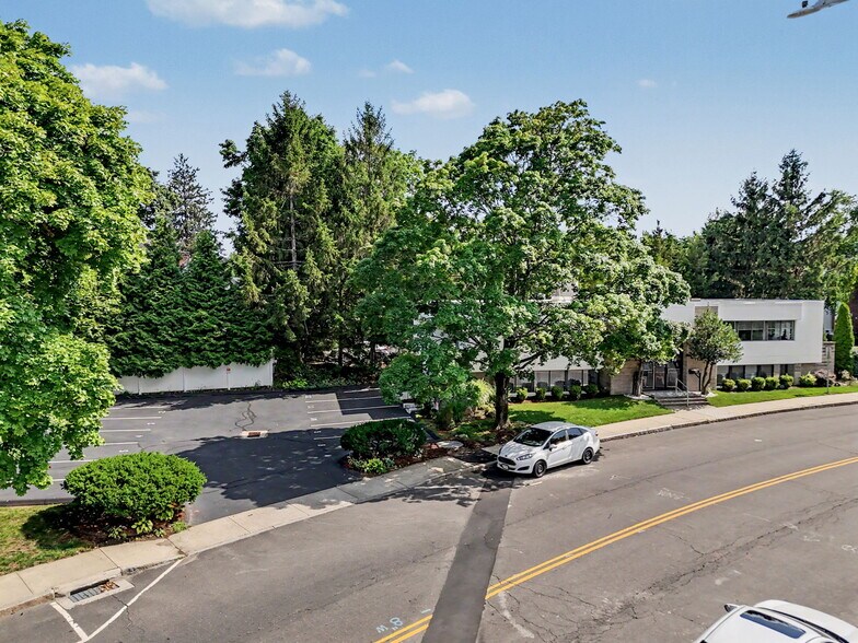 93 Cherry St, New Canaan, CT à vendre - Photo de l’immeuble – Image 2 sur 9