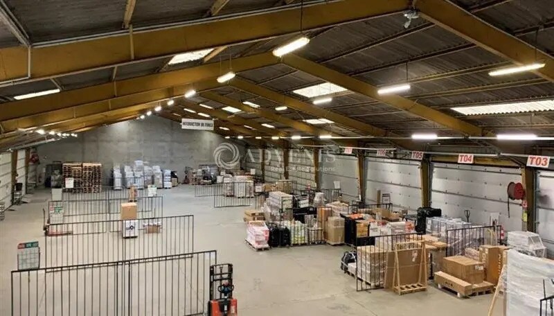 Local d'activités dans La Chaussée-Saint-Victor à vendre - Photo de l’immeuble – Image 1 sur 4
