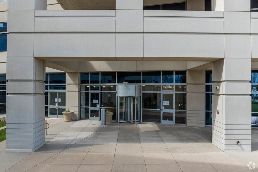 331 Oyster Point Blvd, South San Francisco, CA à louer - Photo de l’immeuble – Image 3 sur 9