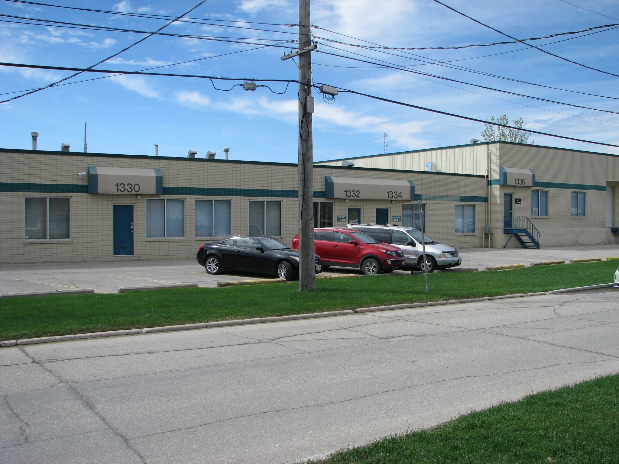 1328-1338 Clifton St, Winnipeg, MB à louer Photo principale– Image 1 sur 2
