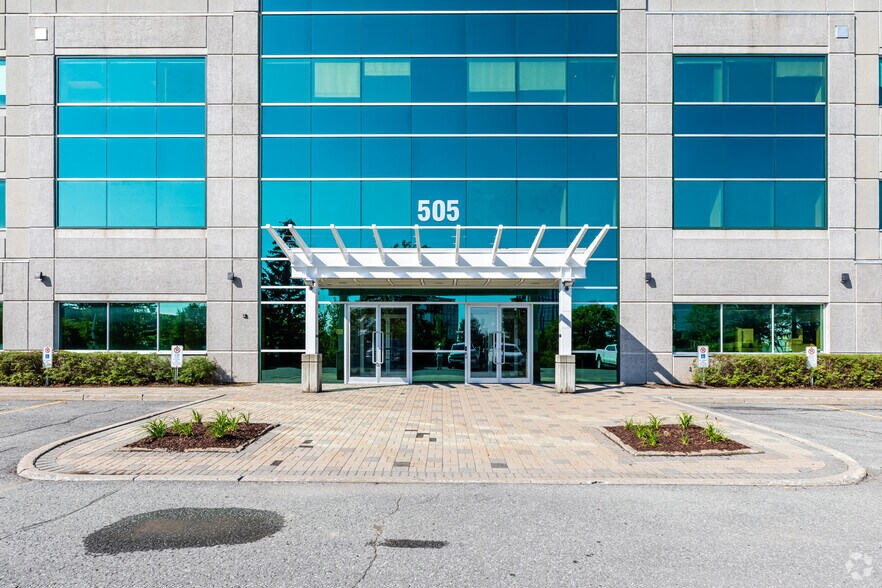 505 March Rd, Ottawa, ON à louer - Photo de l’immeuble – Image 2 sur 8