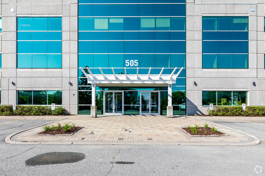 505 March Rd, Ottawa, ON à louer - Photo de l’immeuble – Image 3 sur 8