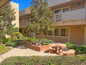5951 Encina Rd, Goleta, CA à louer Photo de l’immeuble– Image 1 sur 3