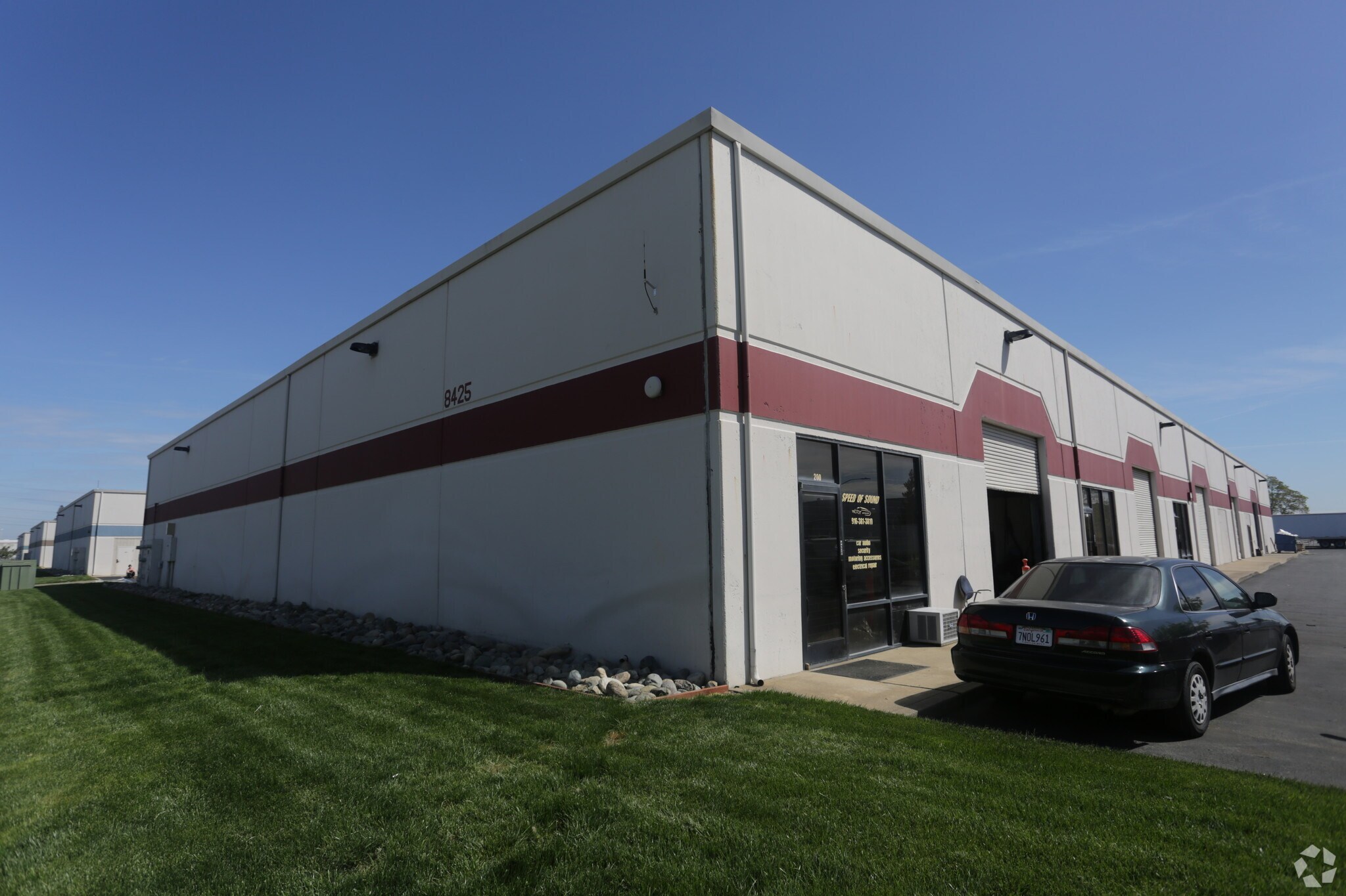 8425 Rovana Cir, Sacramento, CA à louer Photo principale– Image 1 sur 12