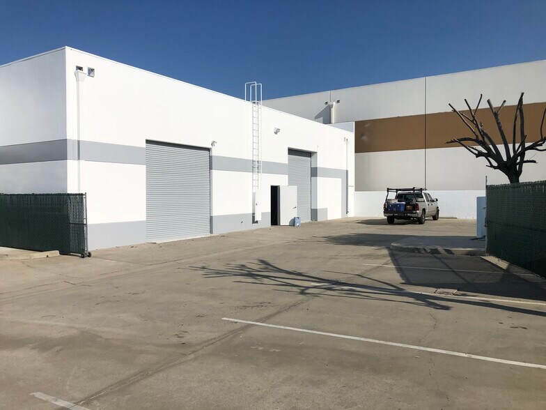 1047 E Acacia St, Ontario, CA à louer - Photo de l’immeuble – Image 3 sur 4