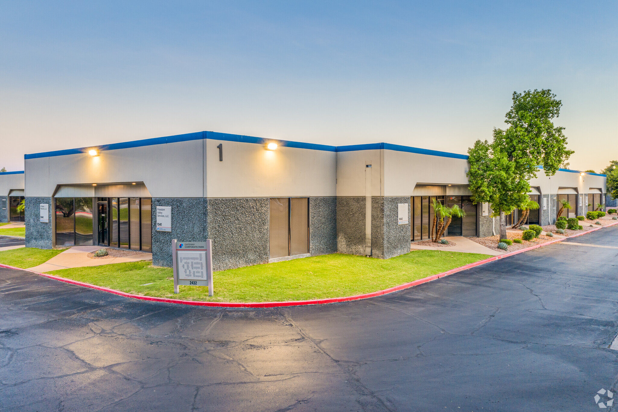2432 W Peoria Ave, Phoenix, AZ à louer Photo principale– Image 1 sur 19