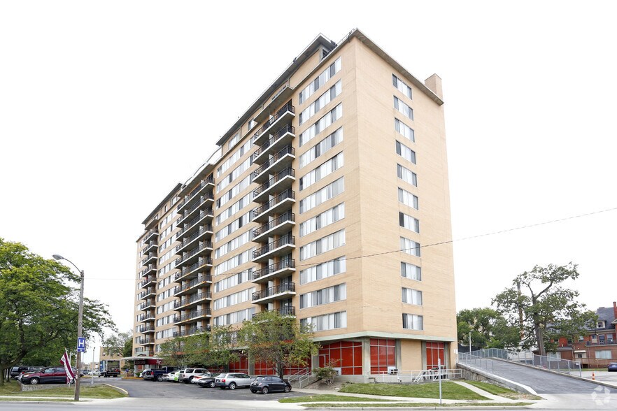 1920 Collingwood Blvd, Toledo, OH à louer - Photo principale – Image 1 sur 108
