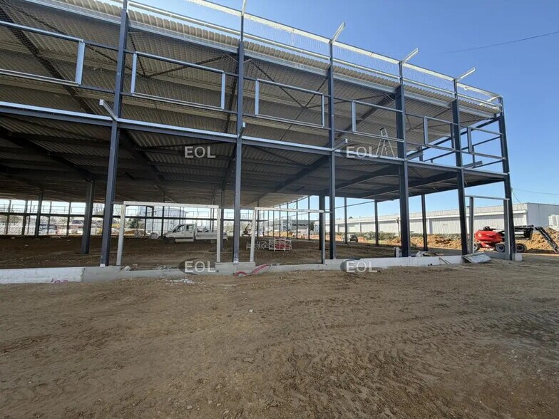 Local d’activités dans Villejust à louer - Photo de la construction – Image 1 sur 2