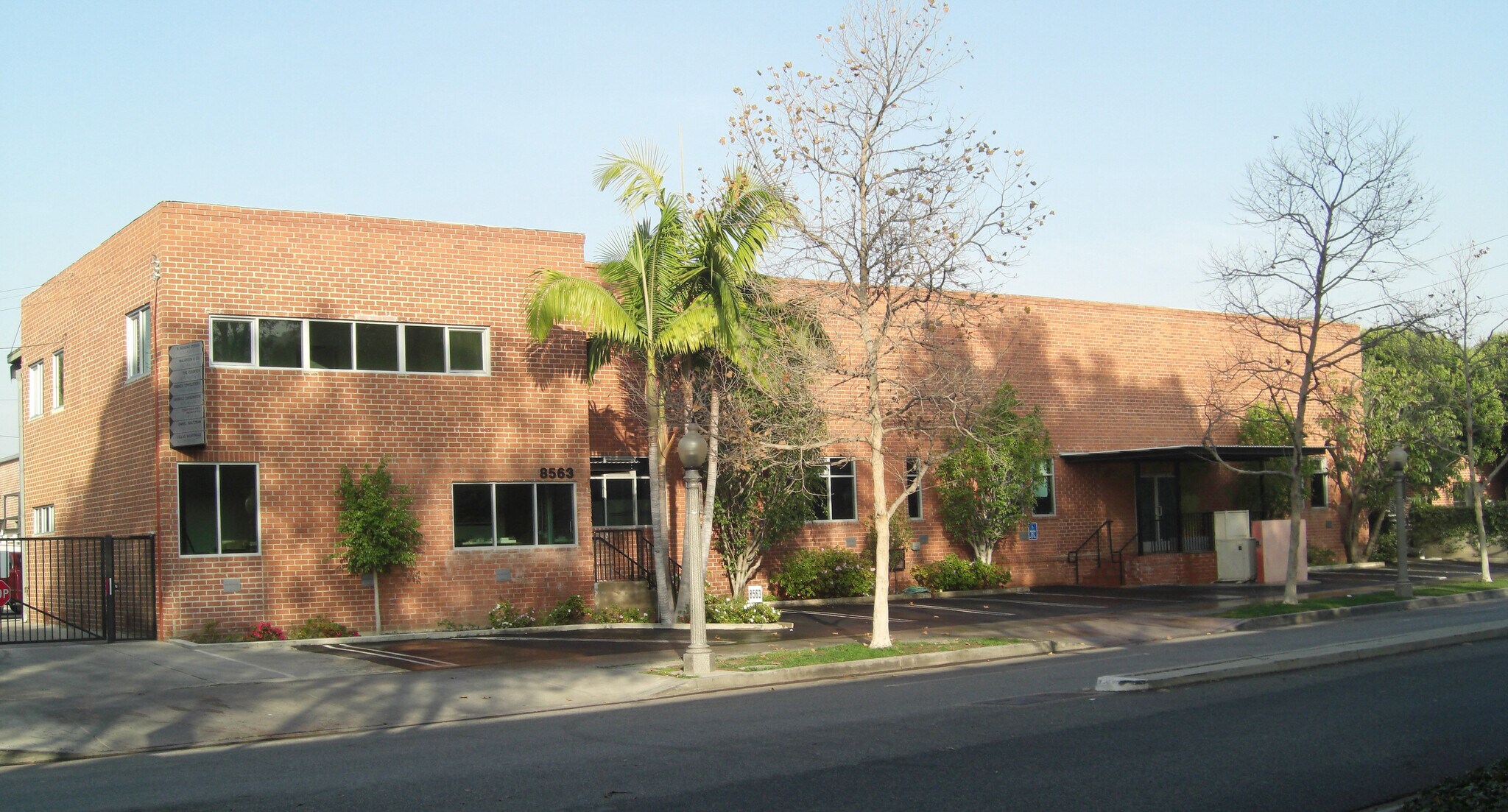 8563-8581 Higuera St, Culver City, CA à louer Photo de l’immeuble– Image 1 sur 10