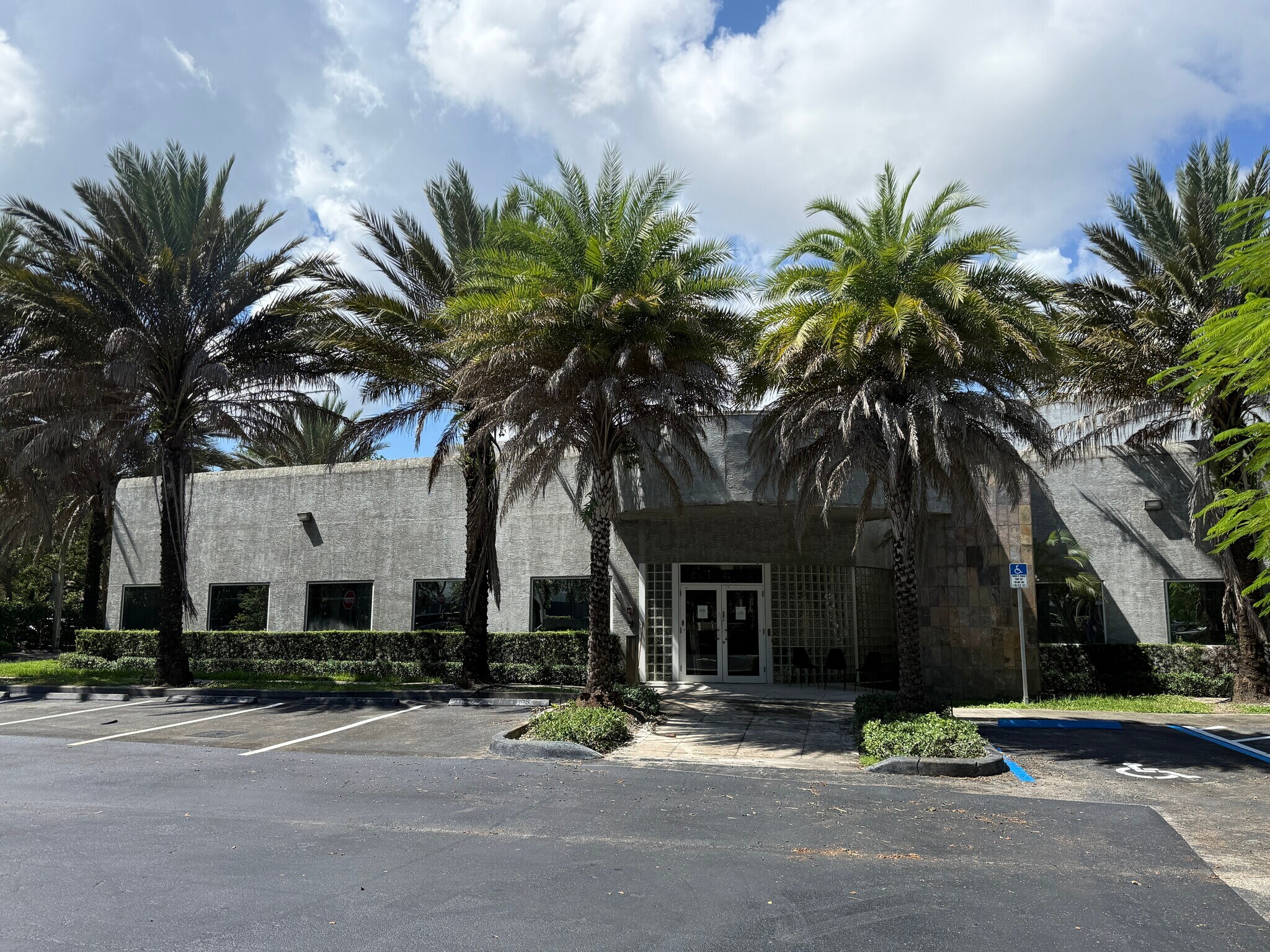 1495 N Park Dr, Weston, FL à louer Photo de l’immeuble– Image 1 sur 21