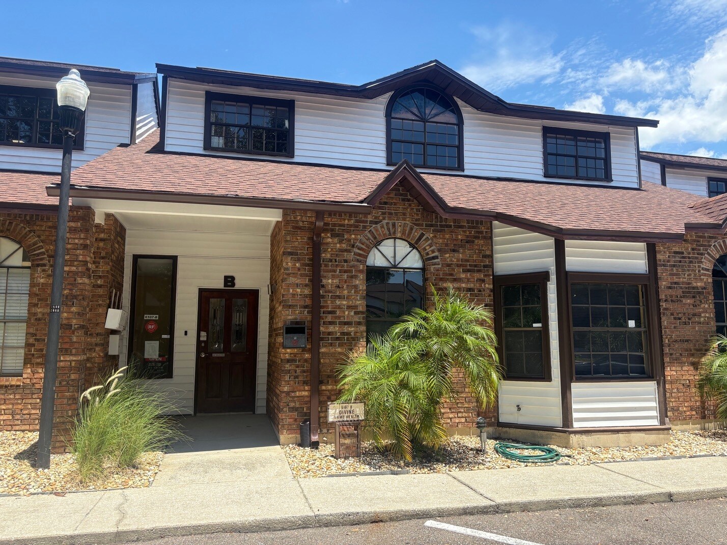 6105 Memorial Hwy, Tampa, FL à louer Photo de l’immeuble– Image 1 sur 27