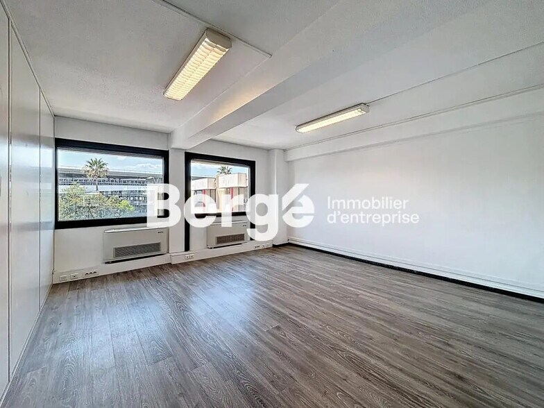 Bureau dans Saint-Laurent-du-Var à louer - Photo de l’immeuble – Image 3 sur 8