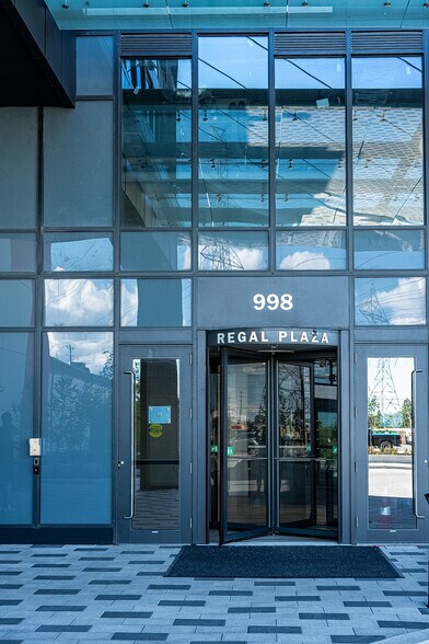 998 Martin Grove Rd, Toronto, ON à louer - Photo de l’immeuble – Image 3 sur 18