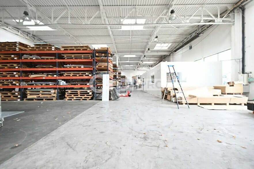 Local d’activités dans Saint-Priest à louer - Photo intérieure – Image 2 sur 16