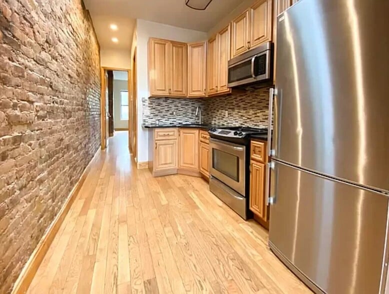 550 Bainbridge St, Brooklyn, NY à vendre - Photo intérieure – Image 3 sur 5