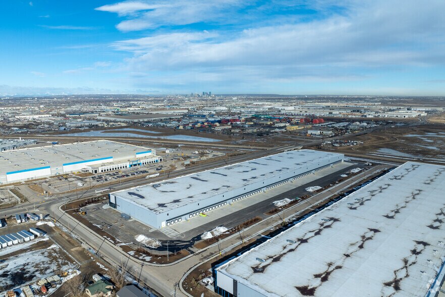 68 68 St SE, Calgary, AB à louer - Aérien – Image 3 sur 8