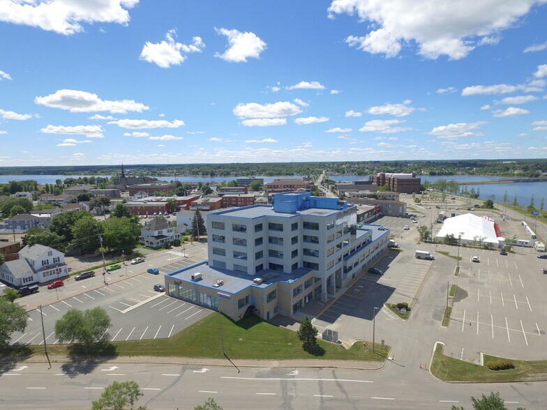275 Main St, Bathurst, NB à louer - Photo de l’immeuble – Image 3 sur 3