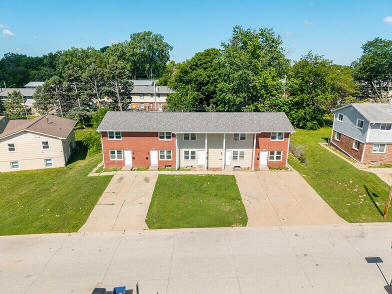 2704 Magnolia Dr, Bettendorf, IA à vendre - Photo de l’immeuble – Image 2 sur 22