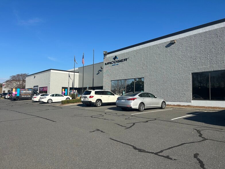 2748 Interstate St, Charlotte, NC à louer - Photo de l’immeuble – Image 3 sur 3