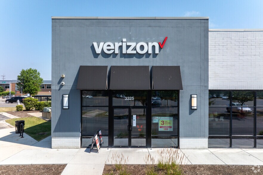 3315-3325 W Touhy Ave, Lincolnwood, IL à vendre - Photo de l’immeuble – Image 3 sur 6