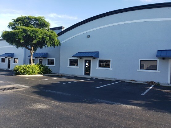 7863 Drew Cir, Fort Myers, FL à vendre Photo principale– Image 1 sur 9