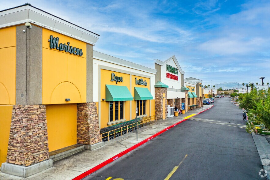 2235 E Cheyenne Ave, Las Vegas, NV à louer - Photo principale – Image 2 sur 10