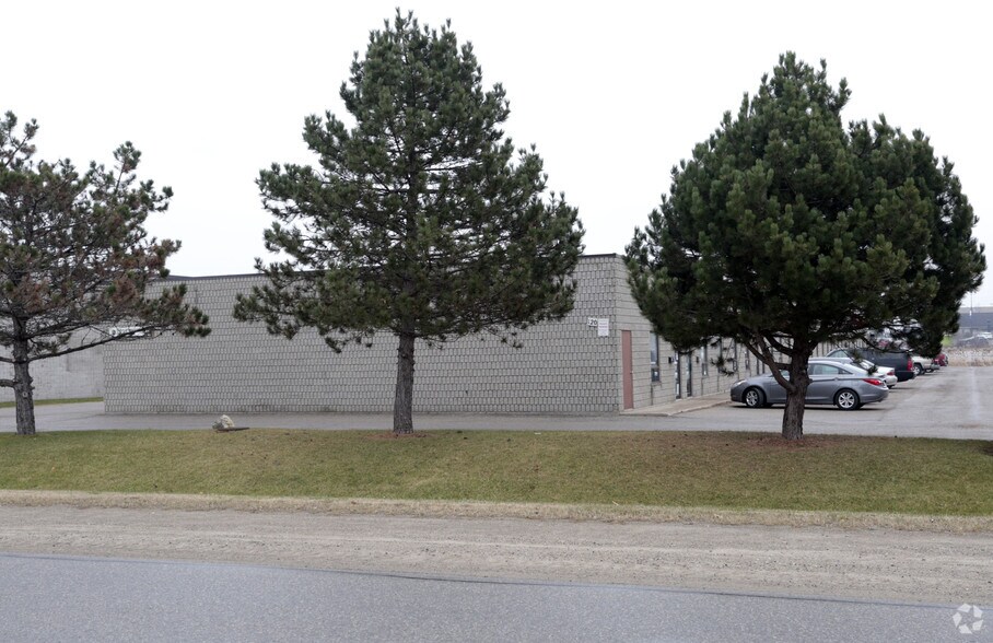 120 Malcolm Rd, Guelph, ON à louer - Photo de l’immeuble – Image 2 sur 4