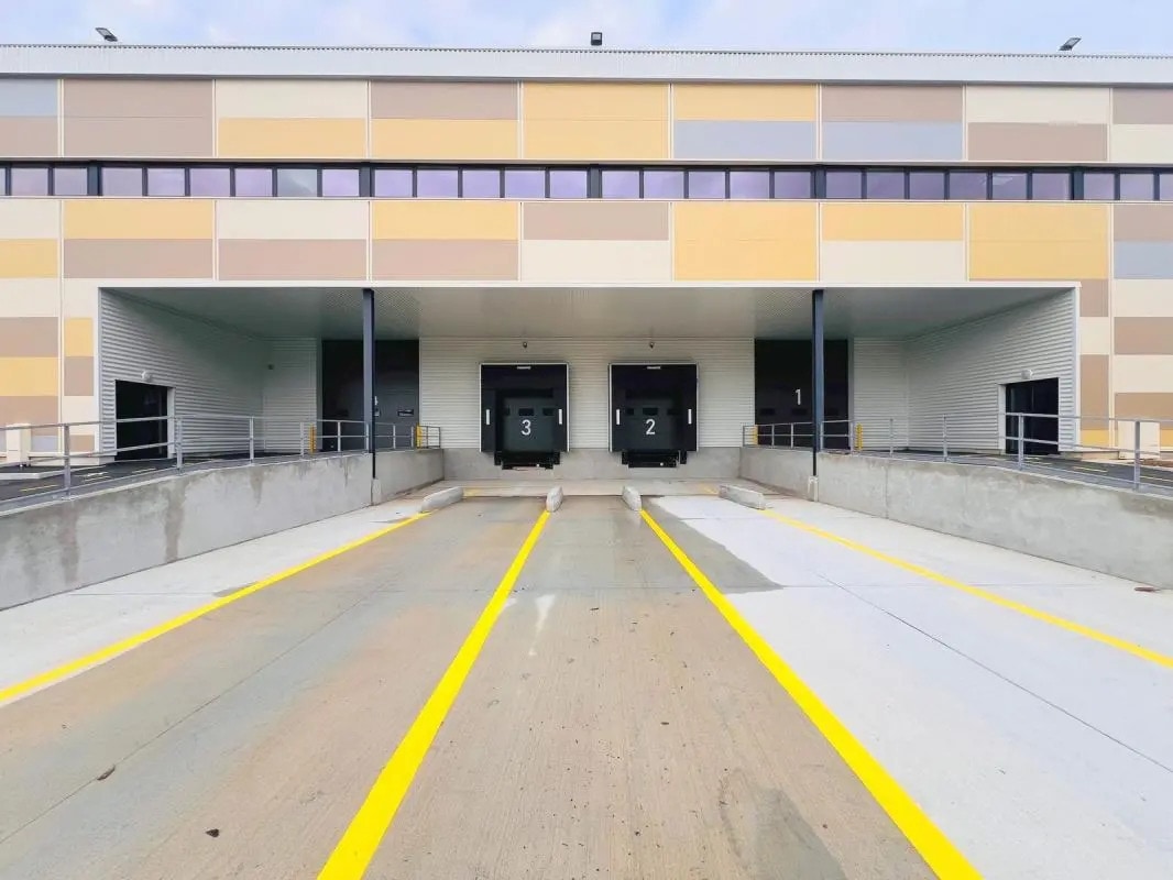 Local d’activités dans Plaisir à louer Photo de l’immeuble– Image 1 sur 24