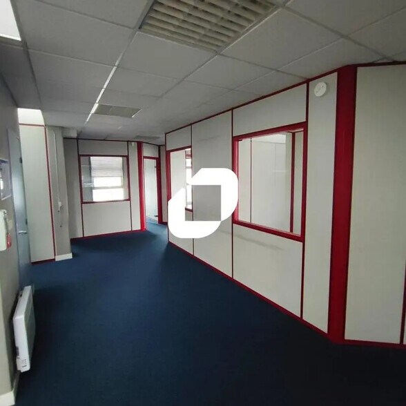 Local d’activités dans Sucy-en-Brie à louer - Photo de l’immeuble – Image 3 sur 9