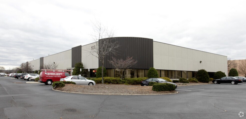 107 Corporate Blvd, South Plainfield, NJ à louer - Photo de l’immeuble – Image 1 sur 2